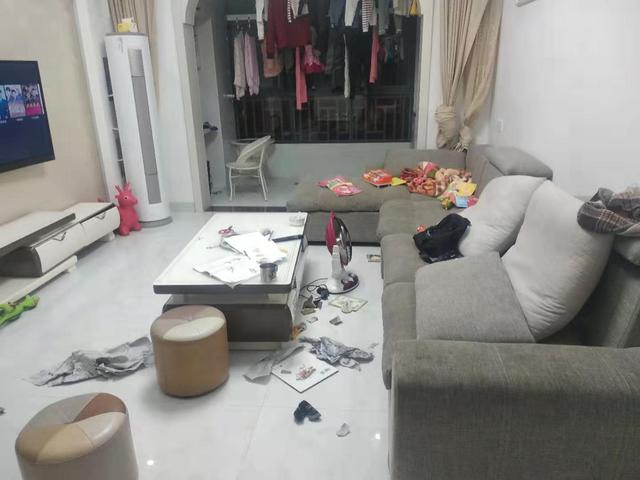 娶个邋遢媳妇,35万装修的新房半年乱成狗窝,客厅真是没法看!