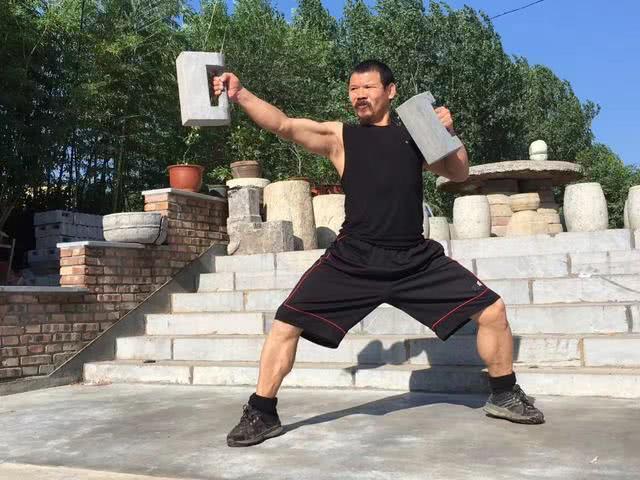 一脚ko黑人拳王直接瘫软,51岁少林武僧"铁腿功"功力不可挡