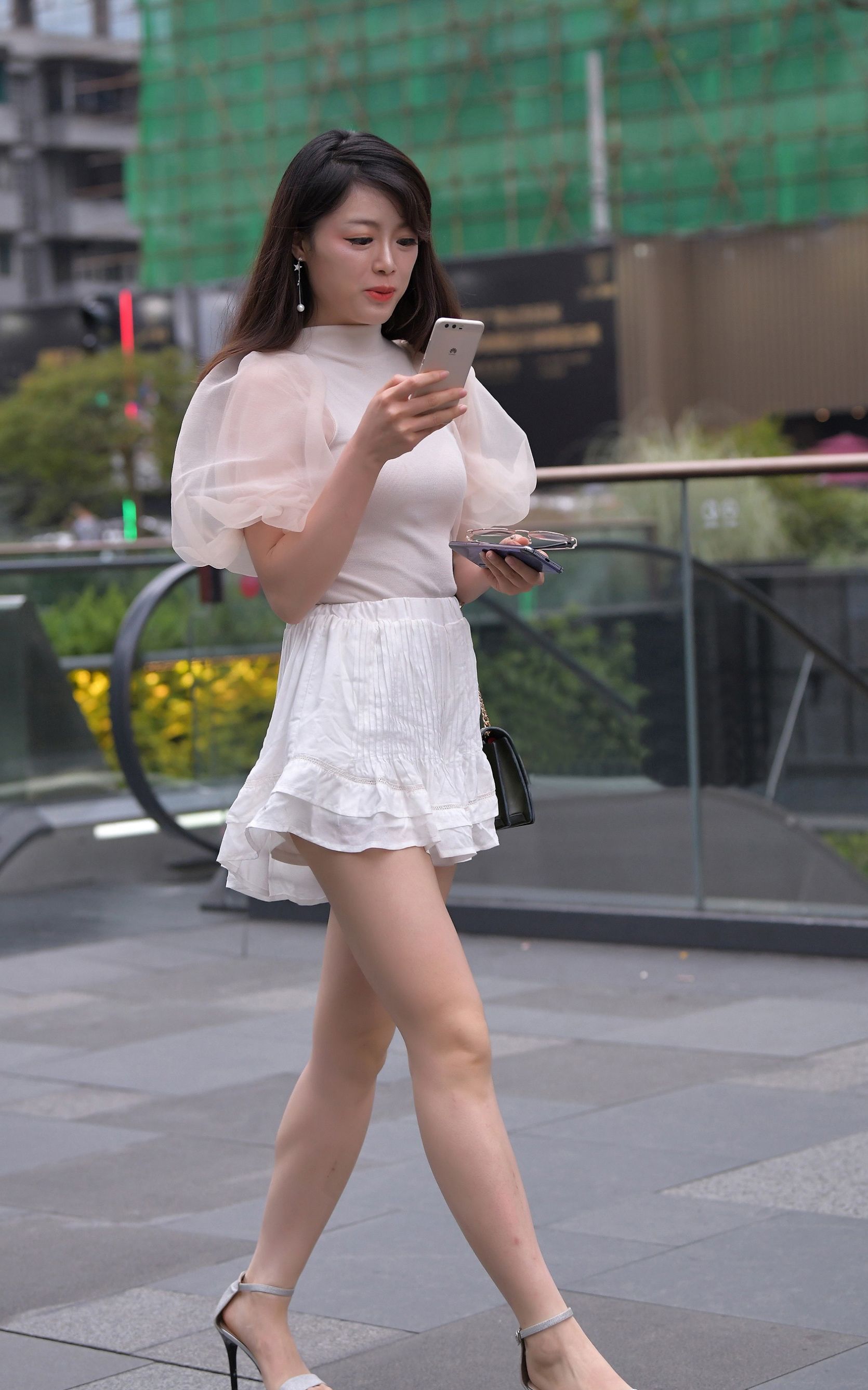白色泡泡袖上衣加白色短裙,搭配高跟凉鞋,白色搭配清新又唯美