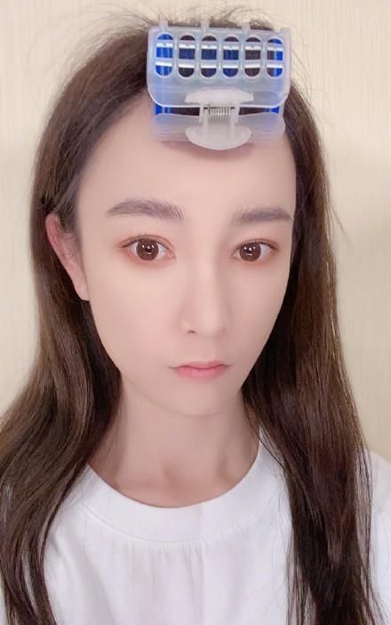 张檬素颜出镜状态超好,樱桃红唇配波浪卷发更添女人味,确实猛