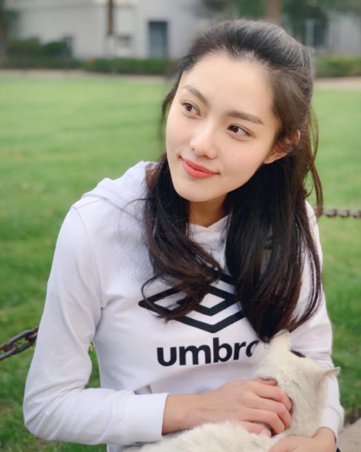 她还表示她也有宅在家追剧,看书,听歌.你喜欢美女演员孙爽吗?