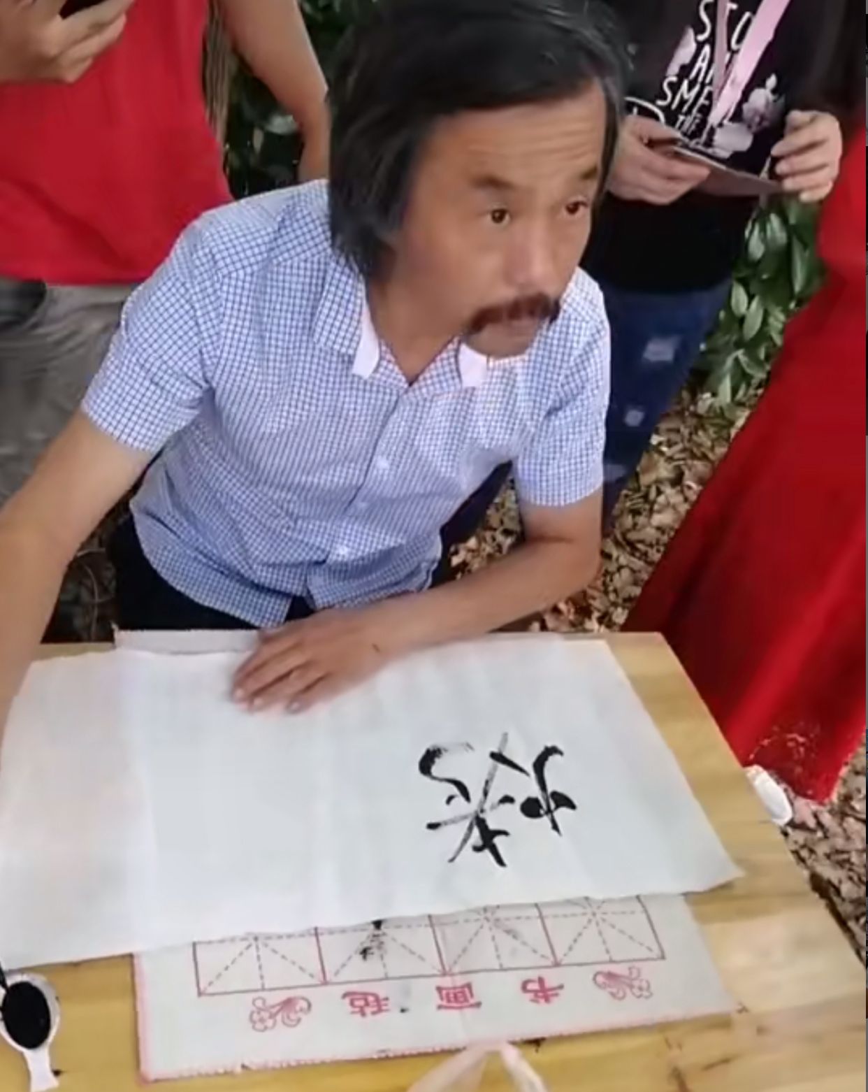 "流浪大师"沈巍热度减退后,被曝靠书法报答网友接待