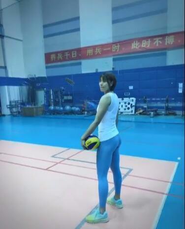 女排身材一级棒的曾春蕾,分享裸感裤体验,1米86的她也愁嫁了