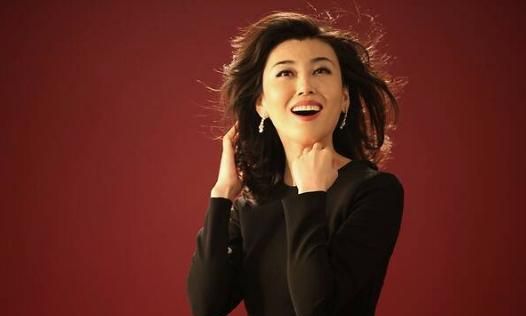 因太丰满被警告,多才多艺,隐婚嫁百亿富豪,今依旧美若少女