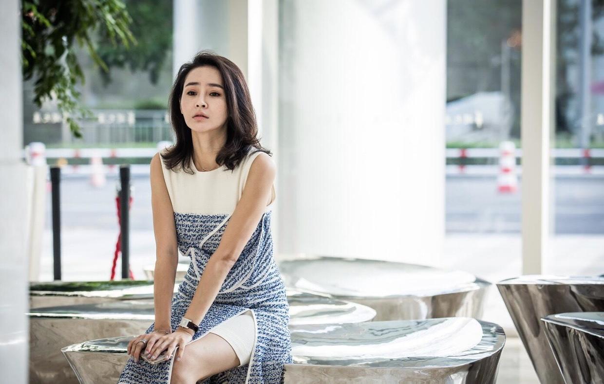 于明加气质绝了一袭印花吊带连衣裙性感精致大方展现凹凸身材