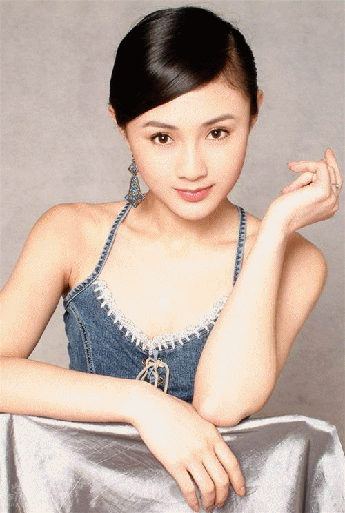 11年后摘眼镜穿吊带,美到高攀不起