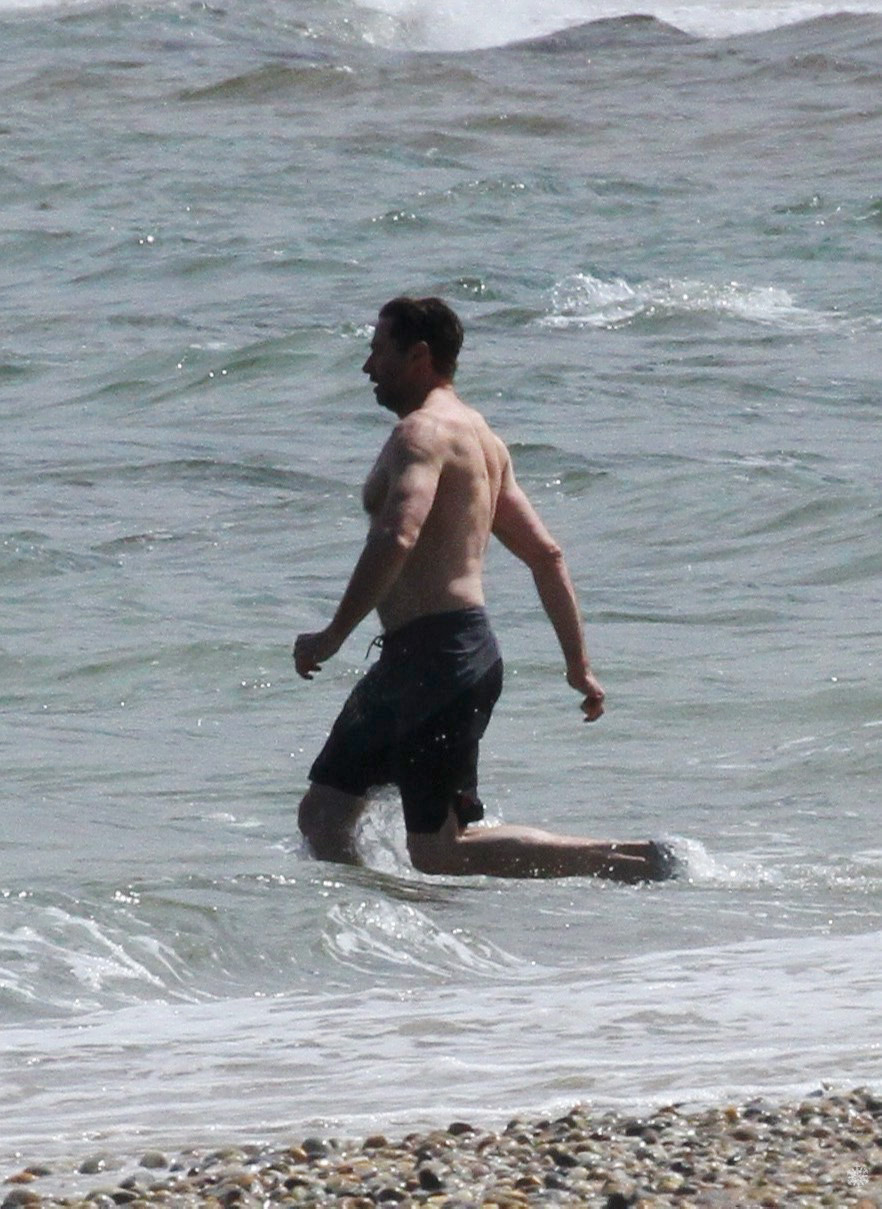 52岁休·杰克曼海滩撒欢!身高188的肌肉身材,依旧是30岁的状态