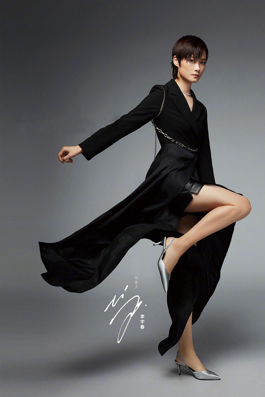 李宇春演绎"高级"魅力!穿优雅女装霸气十足,秀出美腿太惊艳了