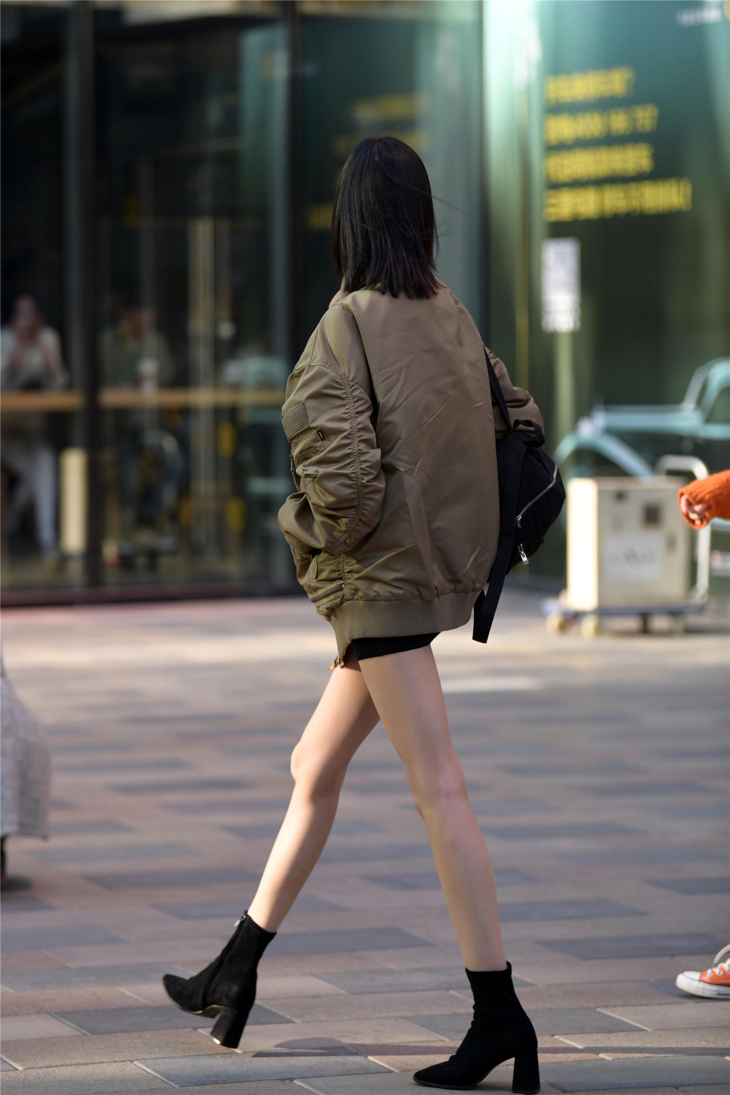 尖头粗跟袜靴,有着很好的显瘦效果,5厘米的高度,走路逛街会变得很轻松