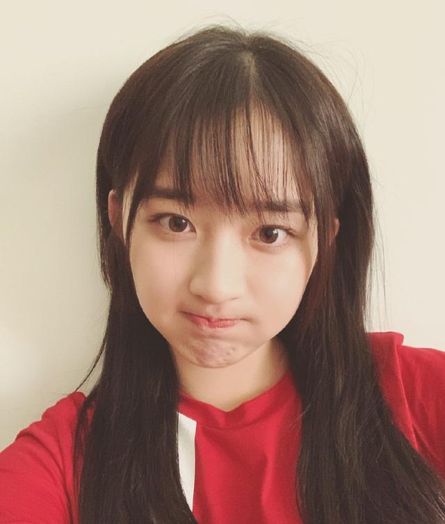 11岁被苏有朋选中进入娱乐圈今穿红t配空气刘海俏皮感十足