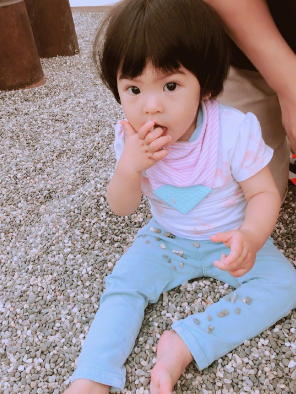 贾静雯小女儿"整容式"长大,没浪费父母好基因,3岁美成小仙女