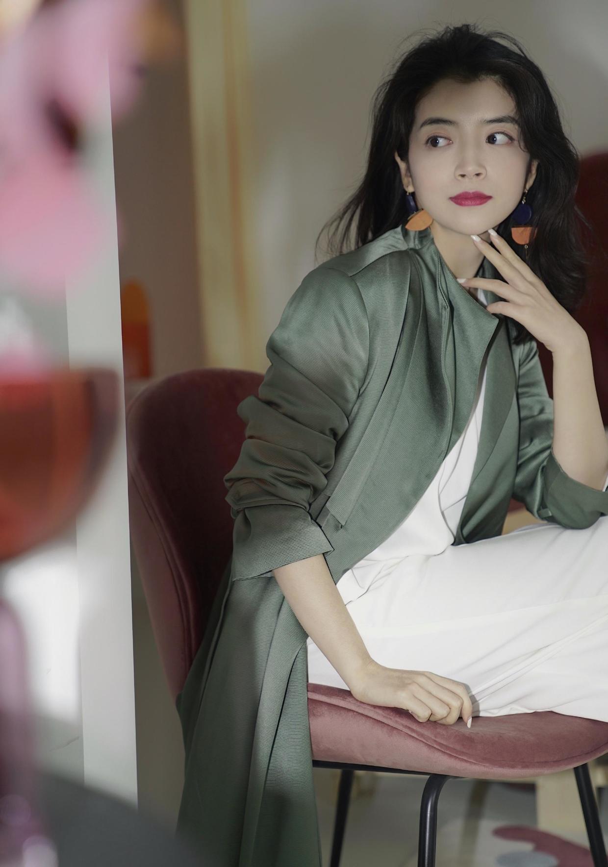 三木把"风衣"穿火了!绿色缎面风衣清爽减龄,高级干练又优雅