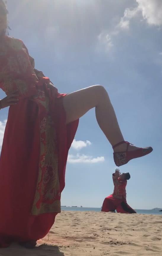 拍摄时新娘在沙滩乱踩,成品让人惊艳,网友:给摄影师端茶