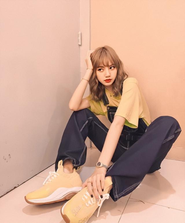 lisa最新综艺造型身穿撞色v领针织衫高马尾增减龄休闲感