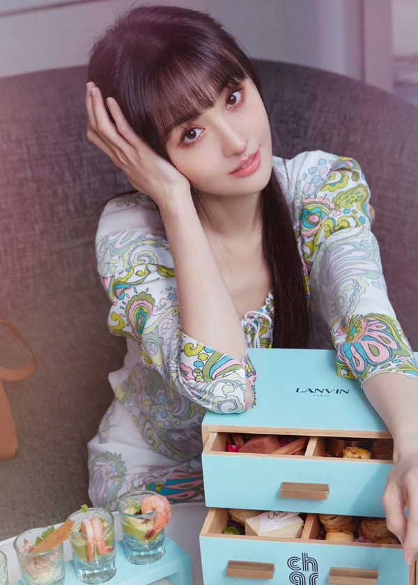 郑爽长相又变样?最新写真被指撞脸范冰冰,颜值忽高忽低令人堪忧