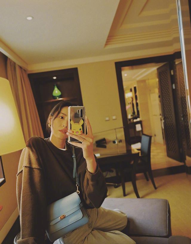 大表姐不愧是"国模第一人",穿拼接卫衣牛仔裤,自拍气场也很足