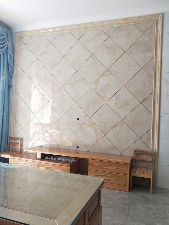 新房装修完工,简约风格宽敞大气,客餐厅前面贴砖上档