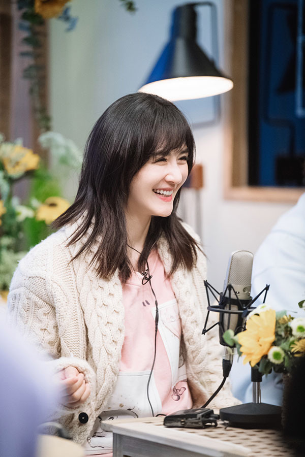 谢娜当妈后越来越少女综艺造型超级减龄笑容灿烂侧脸颜值逆天