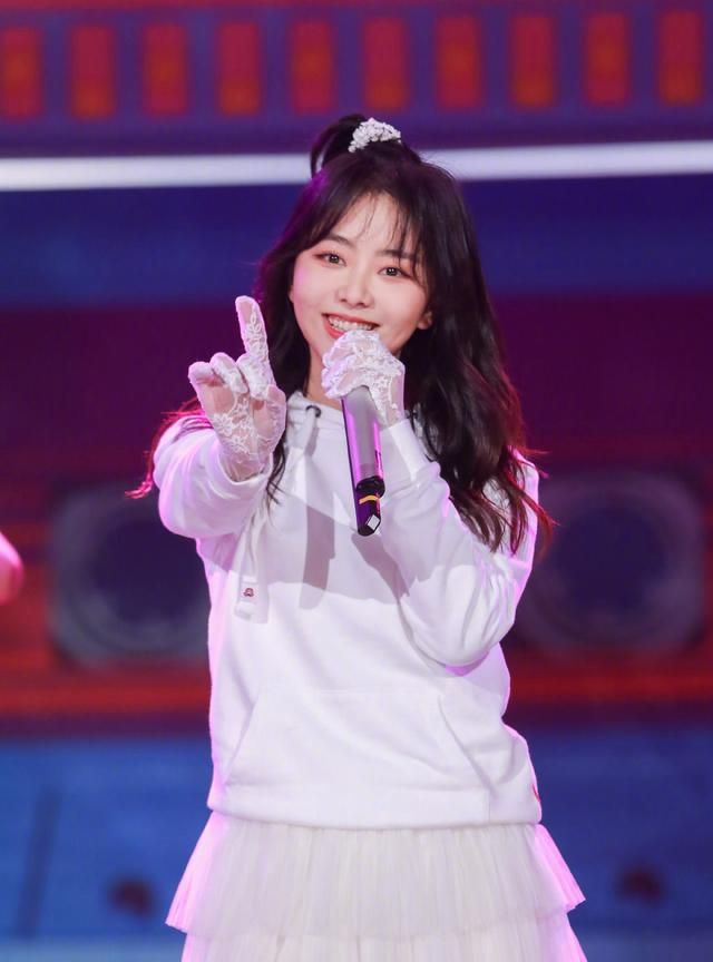 谭松韵快乐大本营考古个性签名复刻睫毛弯弯