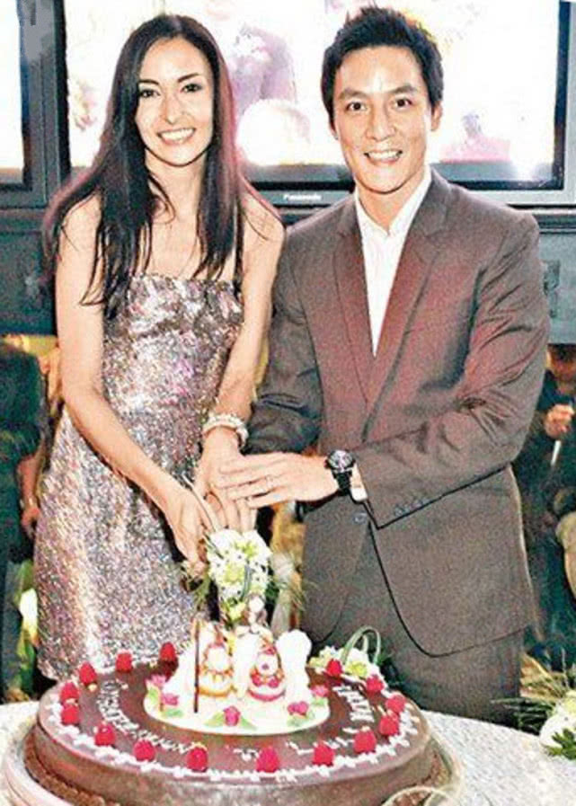 吴彦祖晒与老婆举行婚礼的旧照 贺夫妻俩结婚10周年纪念日