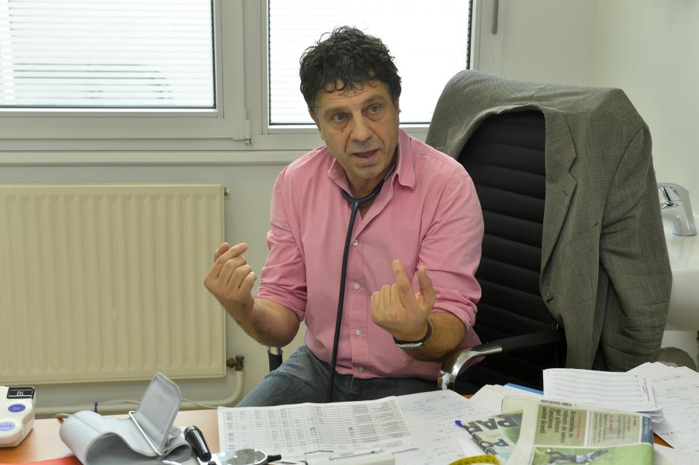 五大联赛首例确诊阳性后他自杀离世市长他是俱乐部的支柱