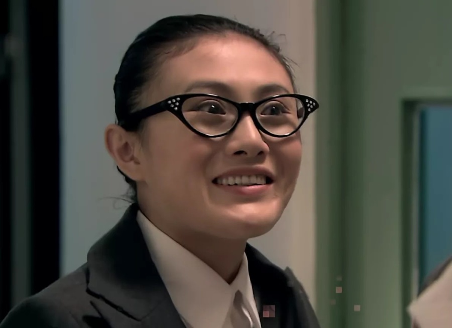 《流星雨》中楚雨荨舅妈很丑?11年后摘眼镜穿吊带,美到高攀不起