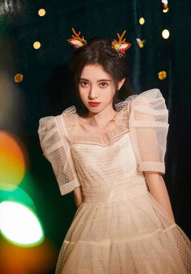 鞠婧祎参加活动,身材格外优雅,粉丝被她的坐姿吸引!