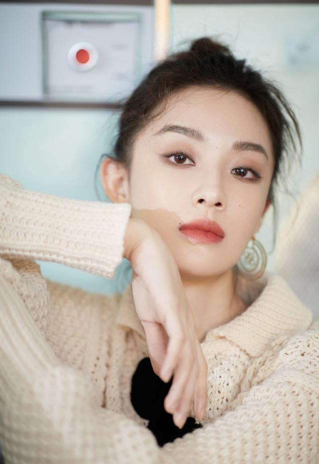 孙佳雨造型惊艳,身穿米奇套装青春亮眼,甜酷穿搭时尚力max