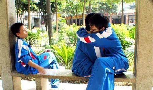 妈妈为防止儿子早恋,要求"男扮女装"上学,如今已后悔