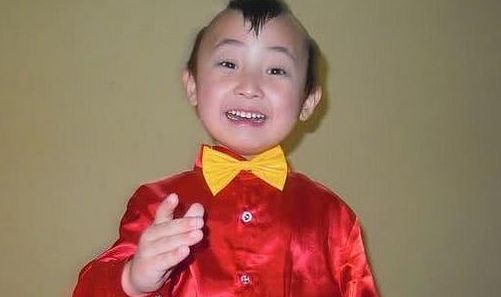 6岁因春晚走红8岁不幸去世,死因让人惋惜,墓前摆满了零食!