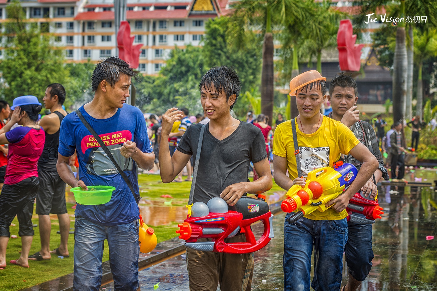 泼水节最早起源于公园十二世纪的印度,原本是印度古婆罗门教的一种