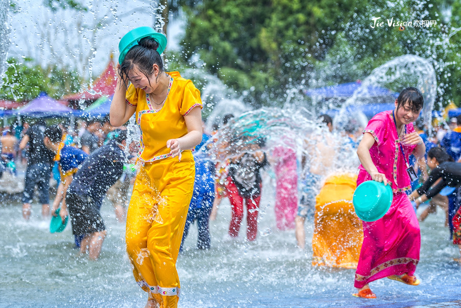 传承千年的泼水节因疫情取消了 想痛快"湿身"只等明年花再开!