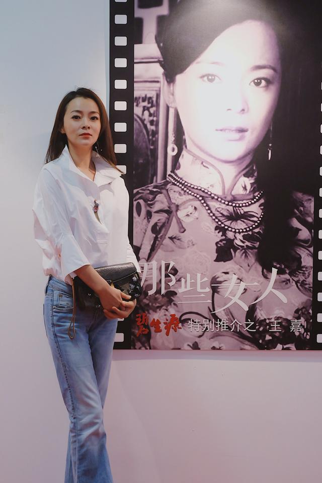 王嘉毕业于北京电影学院02级本科班,同学包括刘亦菲