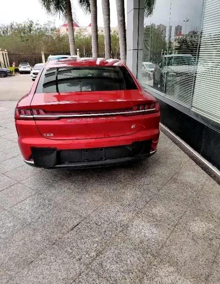 比亚迪汉ev实车现身！回头率100%，气场不输特斯拉