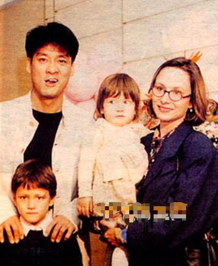 周华健晒全家照儿子女儿颜值高妻子迅速衰老满头白发像他妈妈