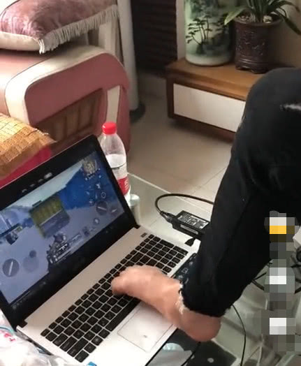 神通奶爸带娃走红抱娃玩游戏两不误网友神一样的操作