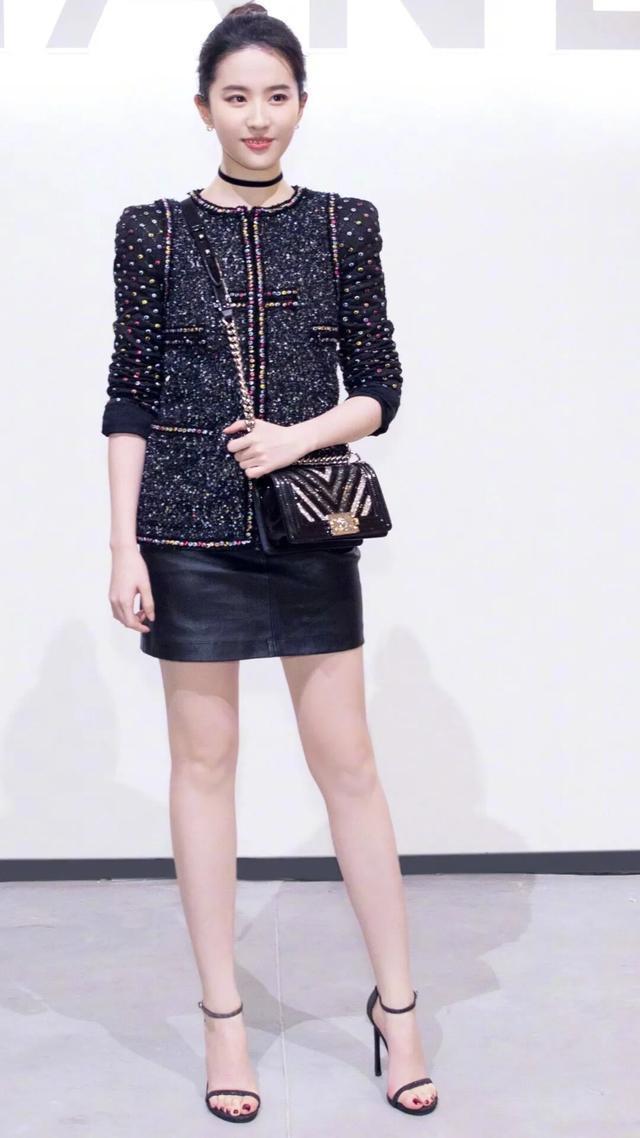 刘亦菲近照太惊艳,黑色外套陪短裙尽显美腿,网友:让人着迷