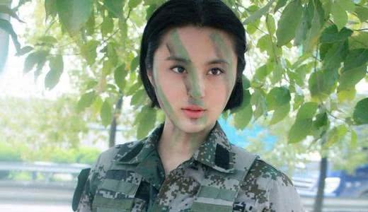 她是《特种兵之火凤凰》中女汉子,如今穿纱裙气质大变,淑女