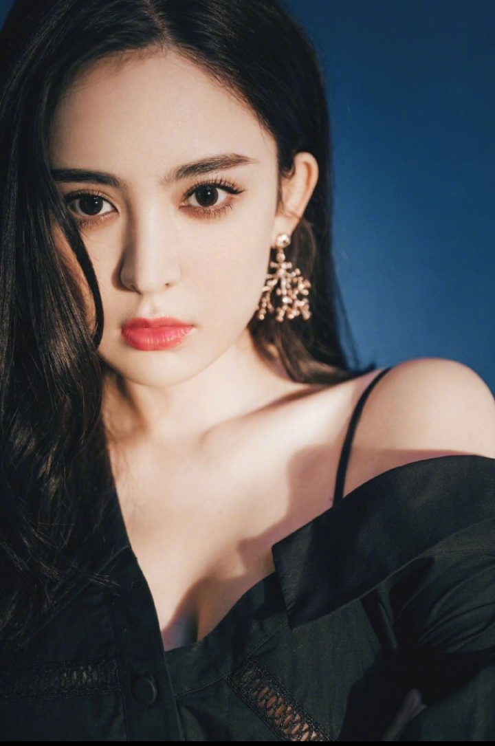 古力娜扎晒复工美照,穿黑色露肩连衣裙好撩人,女人味十足