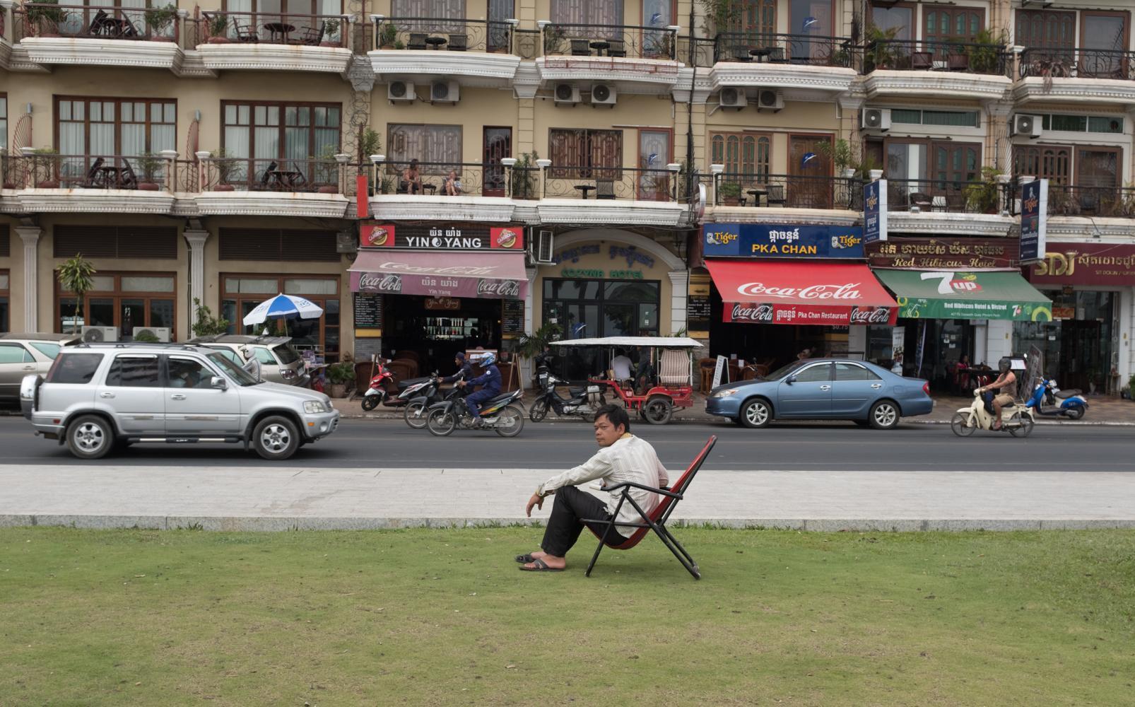 柬埔寨街头实拍,虽然贫穷但是生活惬意,街头随处可见睡觉之人