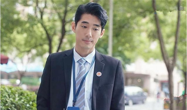 花龙的演员也是大家都很熟悉的了,他就是陈牧扬,当年的他还是以陈大伟