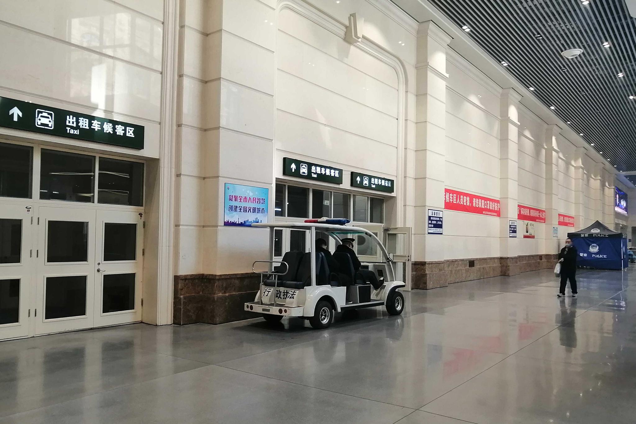 哈尔滨站南广场乱象调查:黑车无人管出租车违停揽客