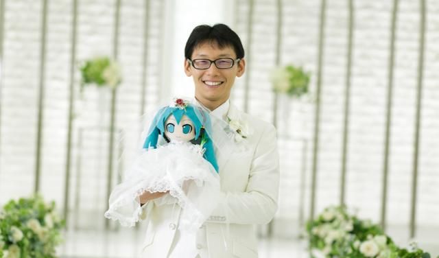 花200万跟初音结婚的日本死宅现在怎样了