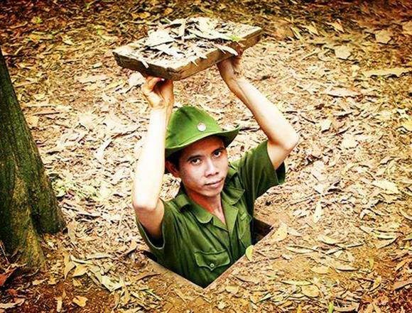 越南特工深夜偷袭时,我军战士禁止开枪,只能用另一种武器