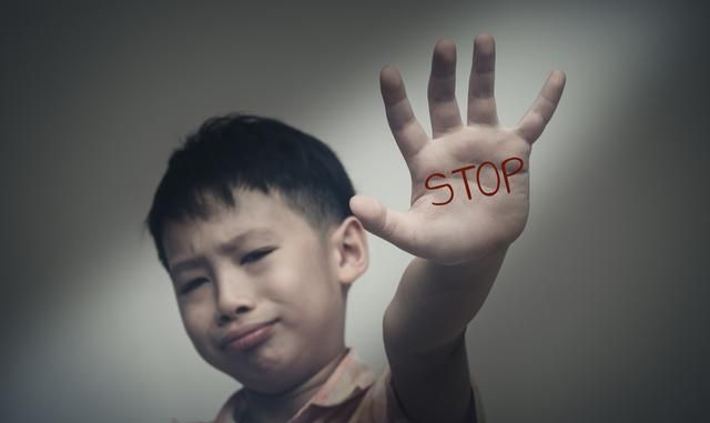 "畏手畏脚"的孩子,背后一般都有"过度保护"的父母