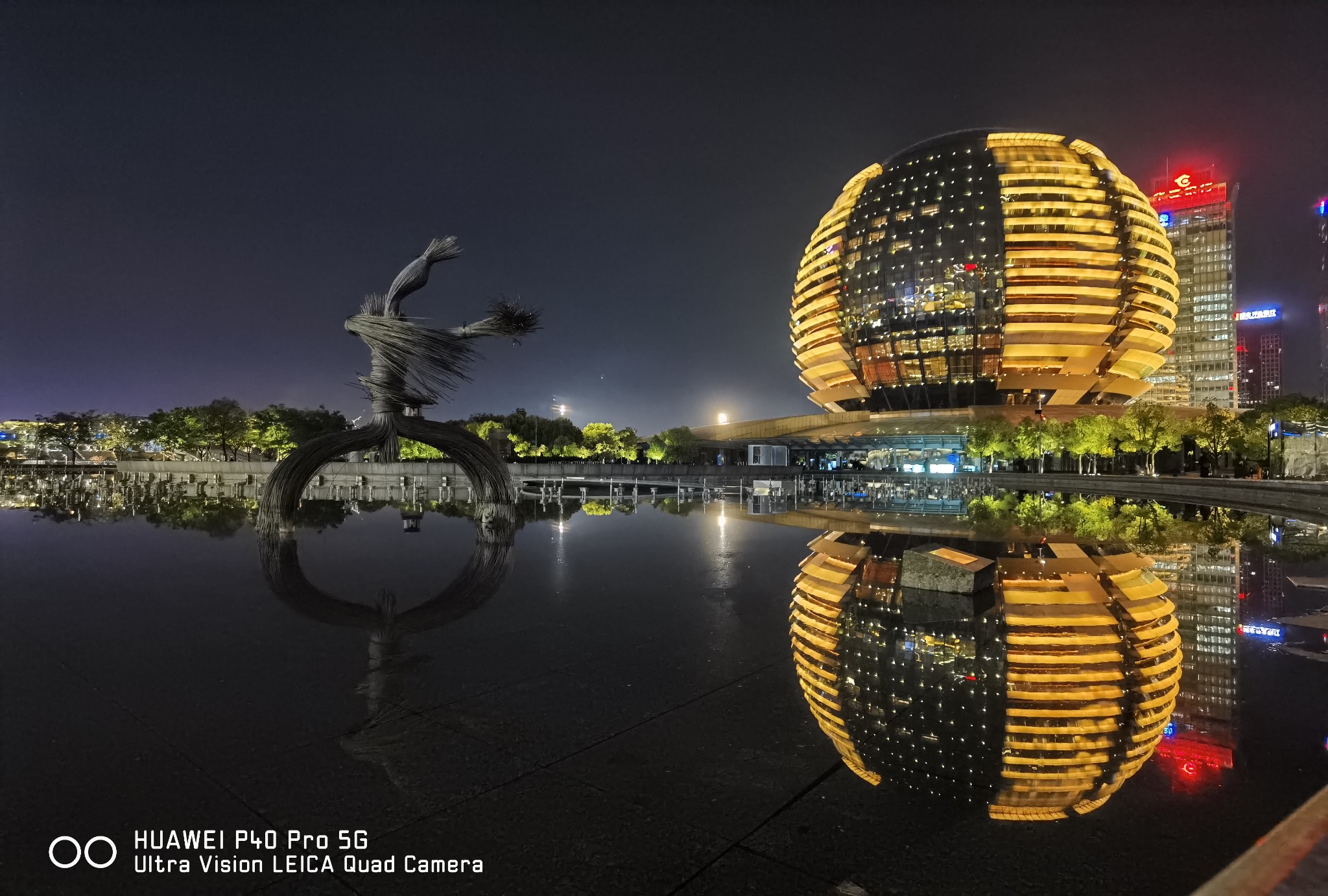 主摄像头拍摄的大剧院和月亮的合影性能体验:华为p40 pro搭载了华为