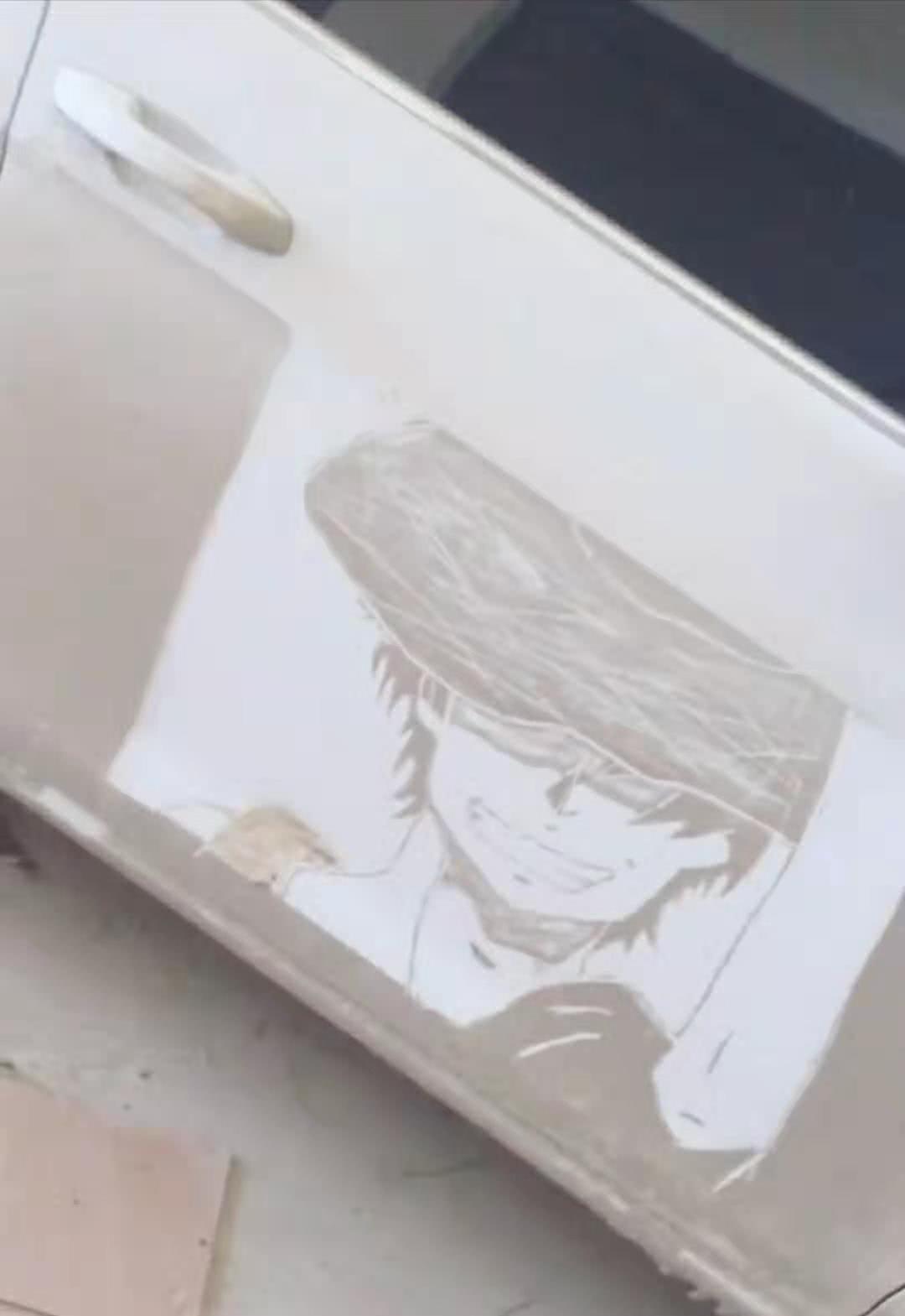 大神在脏车上用牙刷画画泥巴秒变海贼王这是为了不洗车