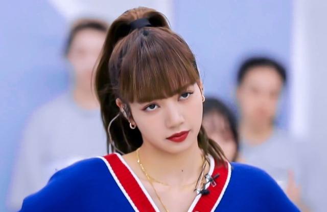 lisa最新综艺造型,身穿撞色v领针织衫,高马尾增减龄休闲感