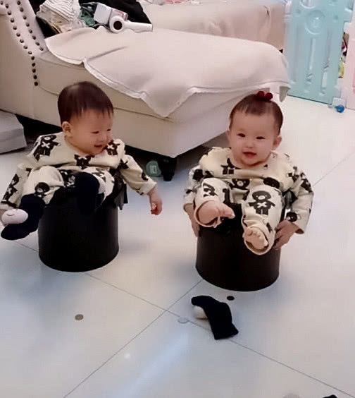 “逗趣夫妻”带双胞胎萌娃走红，被双双塞进垃圾桶后，宝宝懵圈了休闲区蓝鸢梦想 - Www.slyday.coM