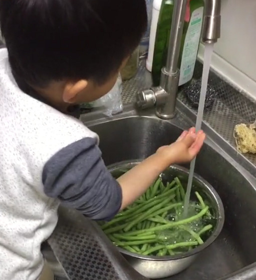 洗菜工宝宝走红一把鼻贴泡直接甩盆里网友这是要加料